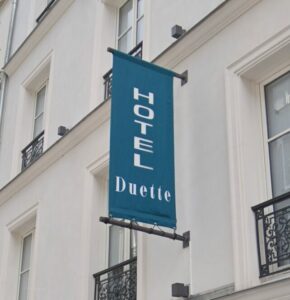 kakemono toile marquage sur hampe façade hotel duette