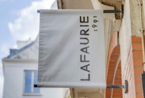 kakemono toile marquage sur hampe façade lafaurie