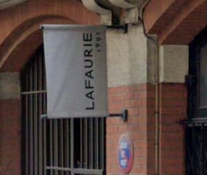 kakemono toile marquage sur hampe façade lafaurie(2)