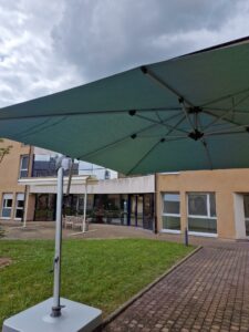 parasol pied déporté protectionsolaire maison de retraite résidence bellan (2)