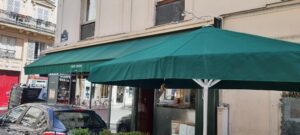 parasol vert identique store banne café lignac avec bavette (1)