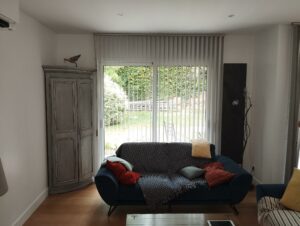 particulier chatenay 92 store bandes verticales gris pose plafond salon décoration intimité (1)