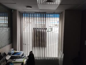 store bandes verticales californien screen gris credit mutuel banque (3)