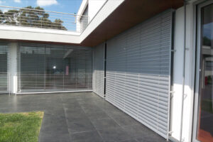 store brise soleil orientable gris entreprise electrique