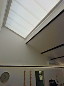 store electrique enroulement sous verrière sous toiture versailles 78 kiné salle rééducation sport médical protection solaire (4)