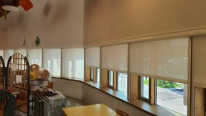 store enroulement electrique avec coulisses