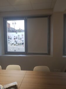 store enrouleur descente verticale occultant protège vue soleil chaleur guidage perlon bureau reunion