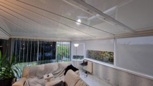 store enrouleur proection solaire veranda avec store bandes verticales particulier