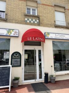 store corbeille quart rond latino le clayes sous bois 78 yvelines coloris rouge marquage blanc lambrequin droit